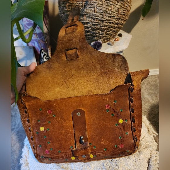 TRUE VINTAGE BROWN LEATHER, TOOLED AND HAND PAINTER PURSE - Picture 9 of 12